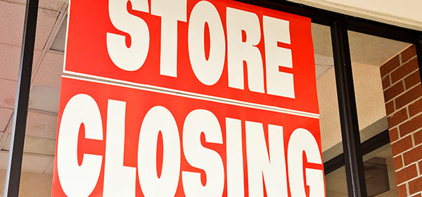 store closing sign on store front